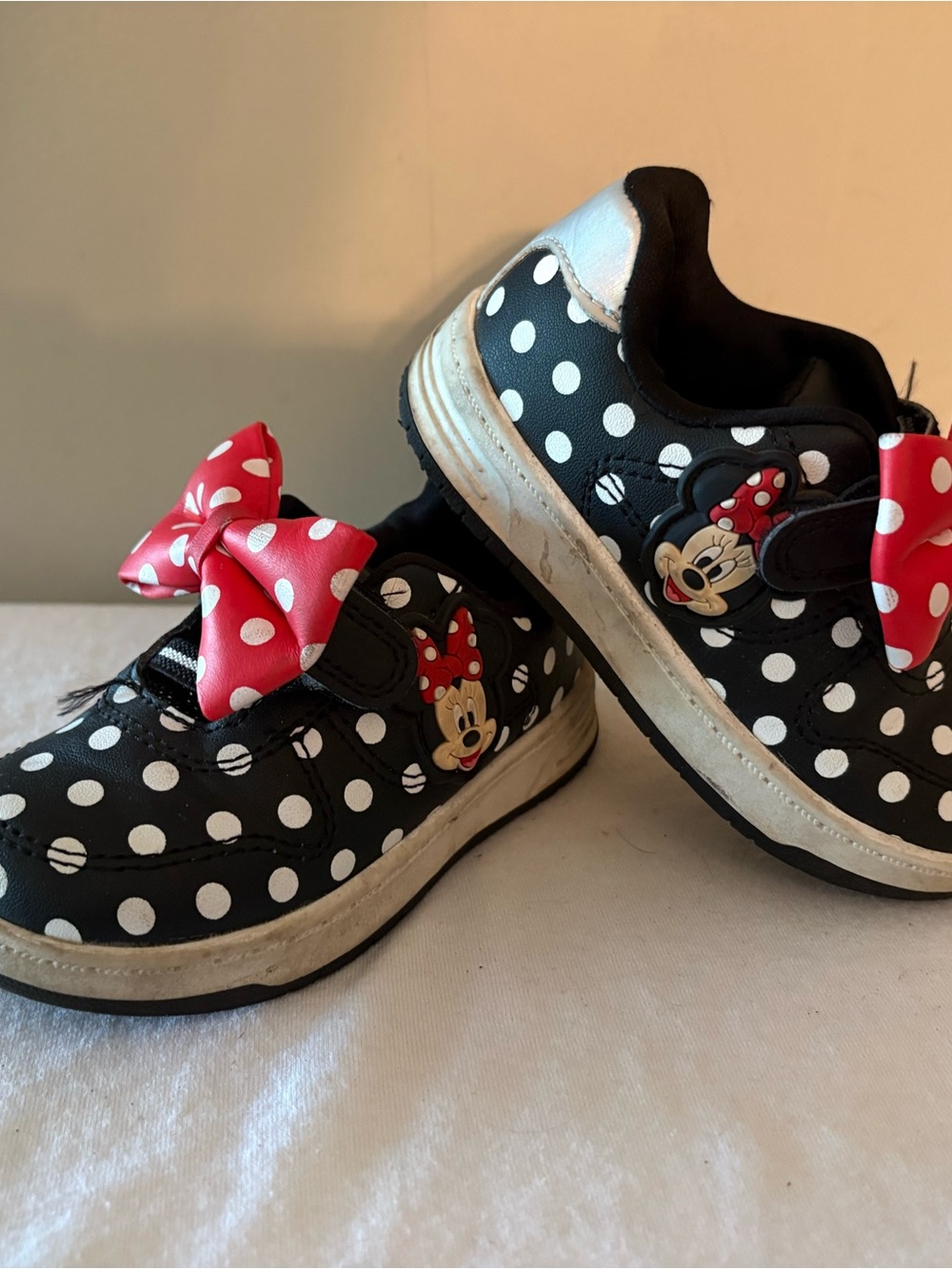 Kids Black Polka Dot Minnie Mouse Sneakers with Red Bow Sz 7